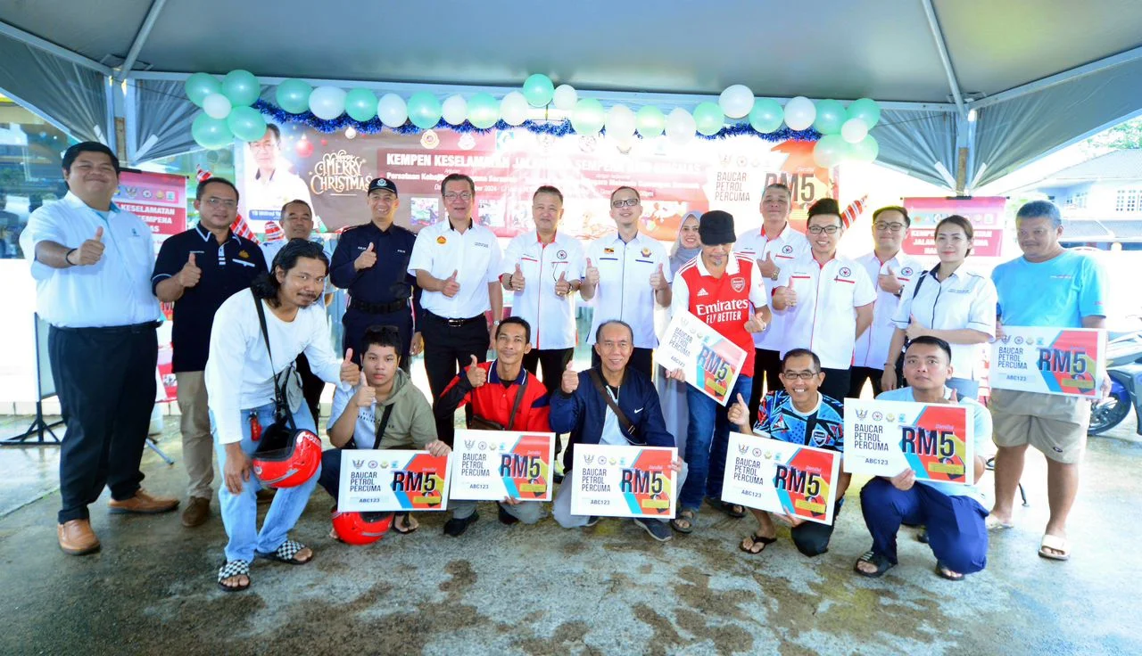 kempen keselamatan jalan raya diperluaskan ke seluruh kawasan Kota Sentosa, kempen keselamatan jalan raya, DUN Kota Sentosa, stesen minyak PETRONAS, keselamatan jalan raya Krismas, Yayasan Pengguna Negara Malaysia Sarawak, Wlifred Yap