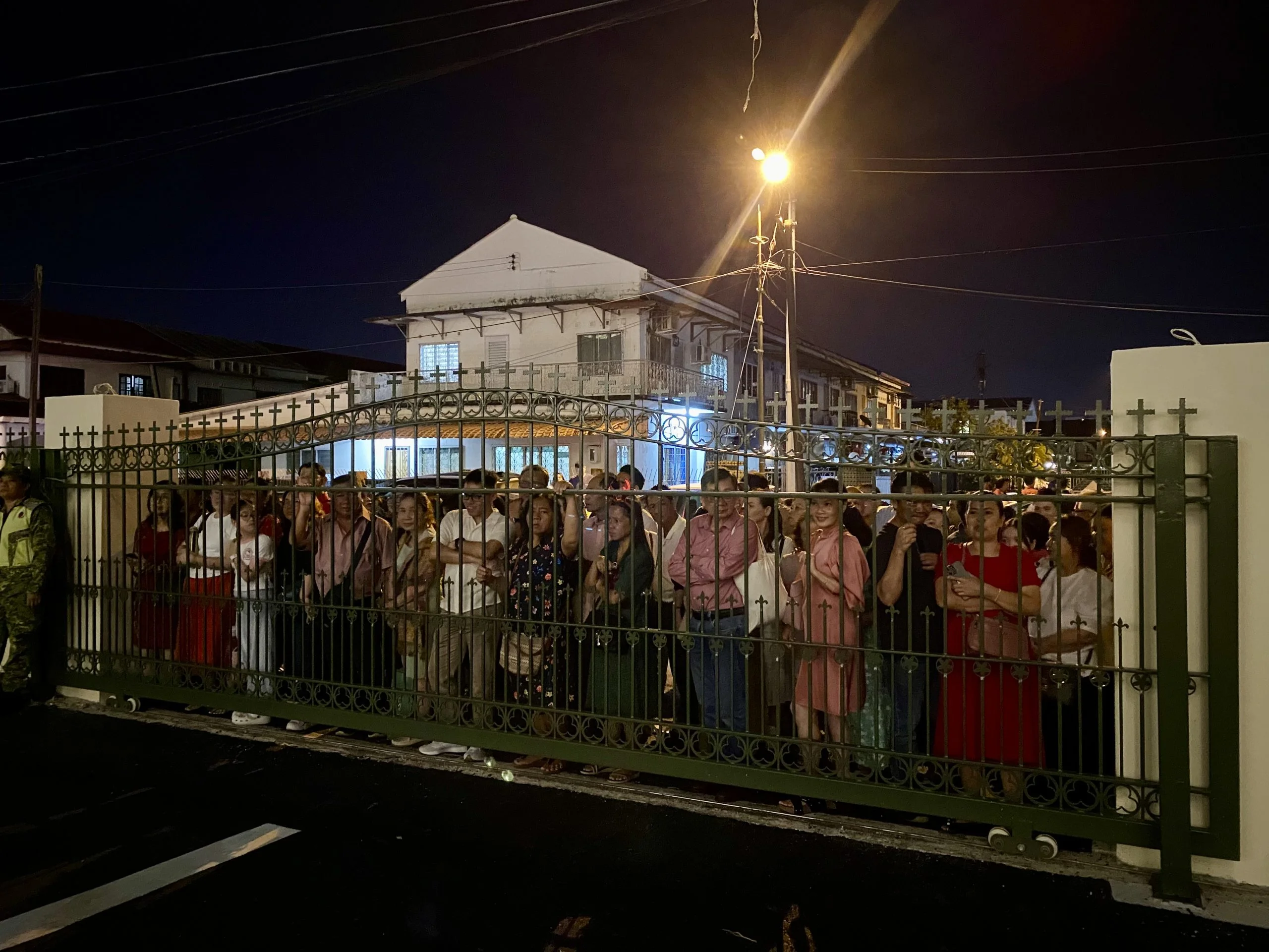 Gereja Katolik St. Peter Misa Tengah Malam Krismas Kuching Seni Bina Gothik Perayaan Krismas di Malaysia