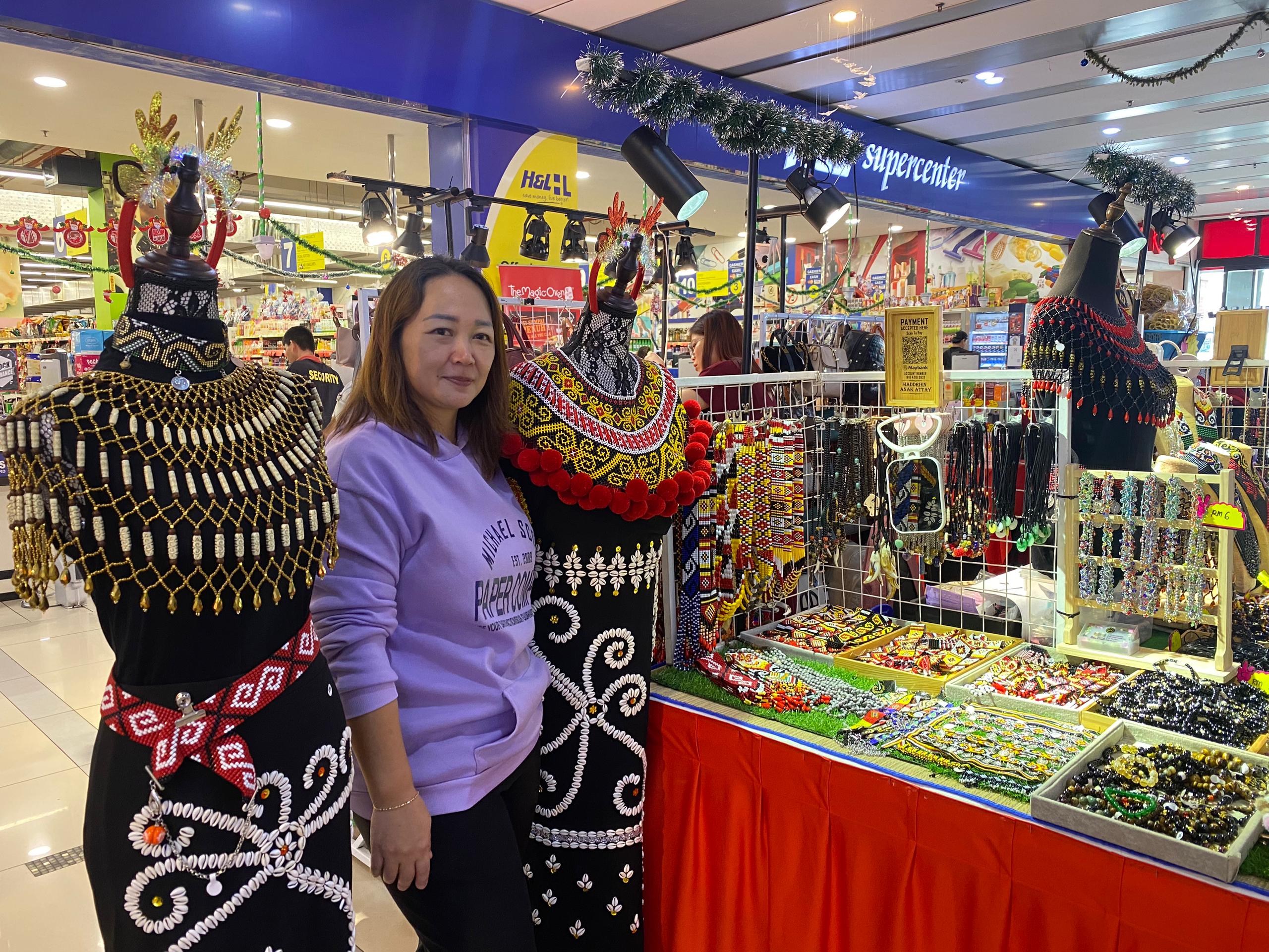 Aksesori Tradisional Sarawak Hadiah Istimewa Krismas Gelang dan Anting-Anting Pemasaran Produk Kraf Tangan Perayaan Krismas di Kuching